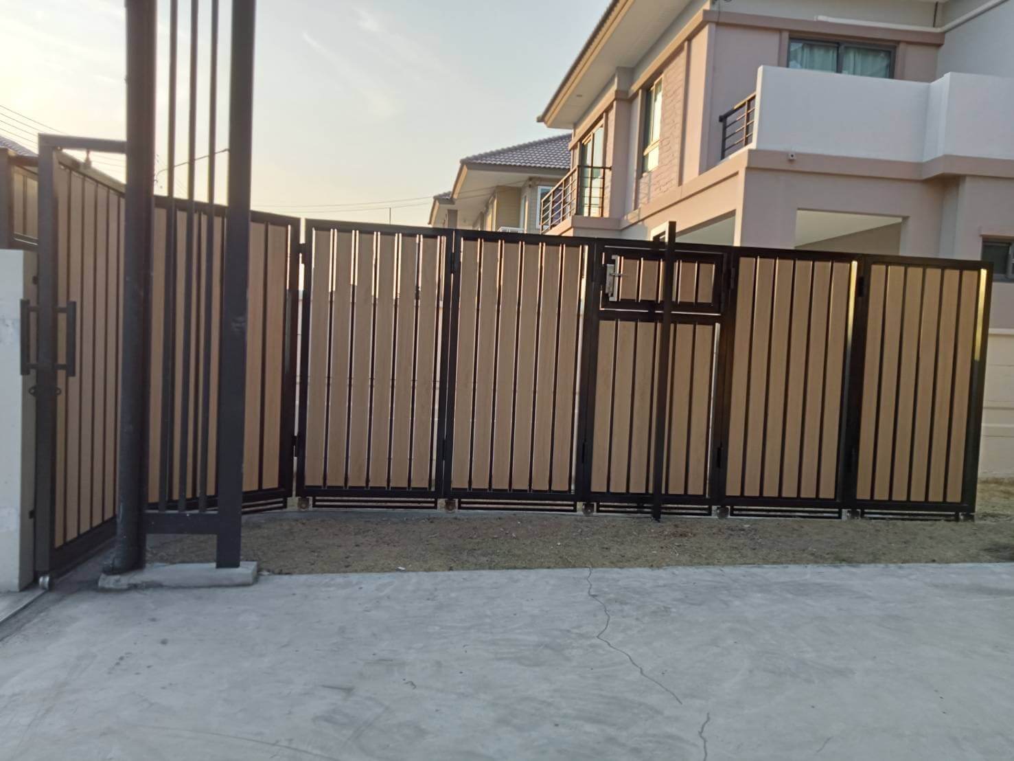 รับทำประตูสแตนเลสบานเลื่อนโค้งใกล้ฉัน